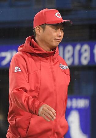 ９回表終了後、栗林への交代を告げベンチに戻る新井監督（撮影・佐藤厚）