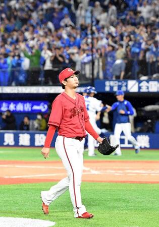 １０回、林にサヨナラ打を打たれがっくりと引き揚げる森浦（撮影・佐藤厚）