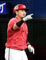 ４回、末包は左越えに５号勝ち越し２ランを放ち、笑顔でベンチに戻る（撮影・佐藤厚）