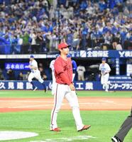 １０回、林にサヨナラ打を打たれがっくりと引き揚げる森浦（撮影・佐藤厚）