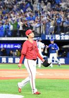 １０回、林にサヨナラ打を打たれがっくりと引き揚げる森浦（撮影・佐藤厚）