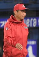 ９回表終了後、栗林への交代を告げベンチに戻る新井監督（撮影・佐藤厚）