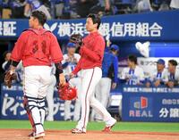 ９回、オースティンに同点適時打を打たれ、ぼう然とする栗林（中央）＝撮影・佐藤厚