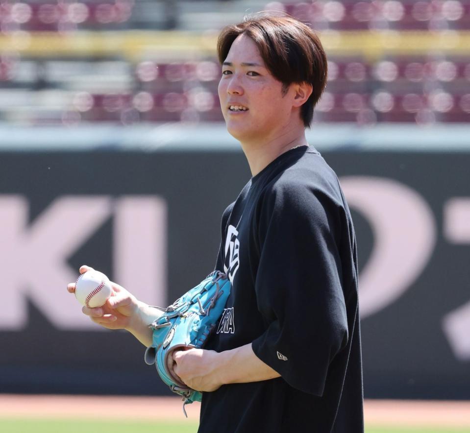 　キャッチボールをする森下（撮影・市尻達拡）