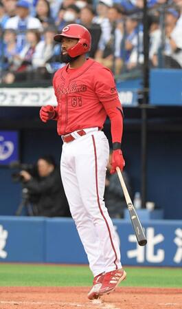 　４回、ファビアンは左越えに４号２ランを放つ（撮影・佐藤厚）