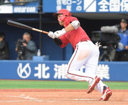 　９回、中村奨は左前適時打を放つ（撮影・佐藤厚）