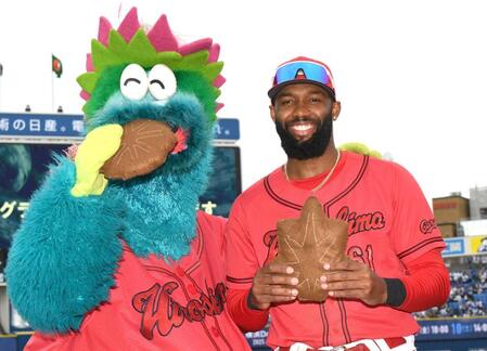 　もみじまんじゅうを手にニッコリのスラィリーとファビアン（撮影・佐藤厚）