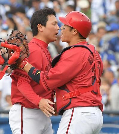 　９回を３人で締め、坂倉（右）と抱き合う栗林（撮影・佐藤厚）