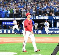 　１０回、サヨナラ打を浴び、ベンチへ引き揚げる森浦