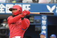 　４回、ファビアンは左越えに４号２ランを放つ（撮影・佐藤厚）