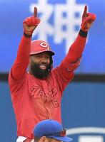 　６回、ファビアンは右前適時打を放ち、ガッツポーズ（撮影・佐藤厚）