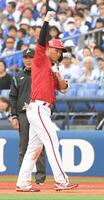 　９回、中村奨は左前適時打を放つ（撮影・佐藤厚）