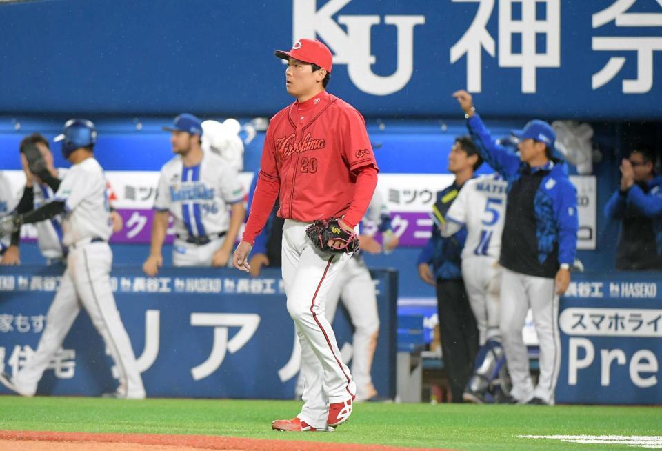 　９回、オースティンに同点打を浴び、ぼう然とする栗林（撮影・佐藤厚）