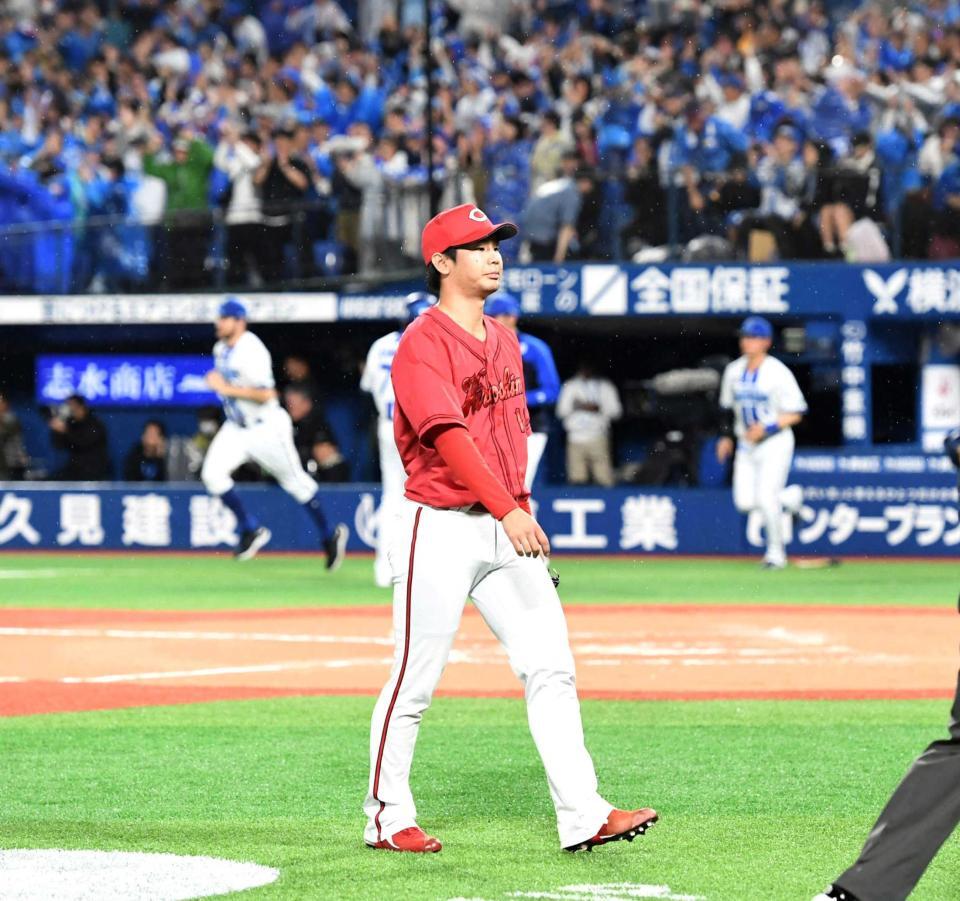 　１０回、サヨナラ打を浴び、ベンチへ引き揚げる森浦