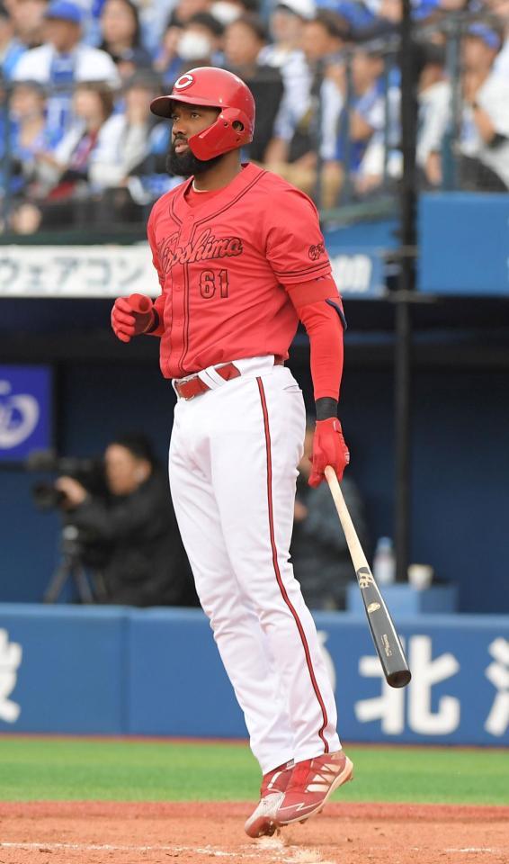 　４回、ファビアンは左越えに４号２ランを放つ（撮影・佐藤厚）