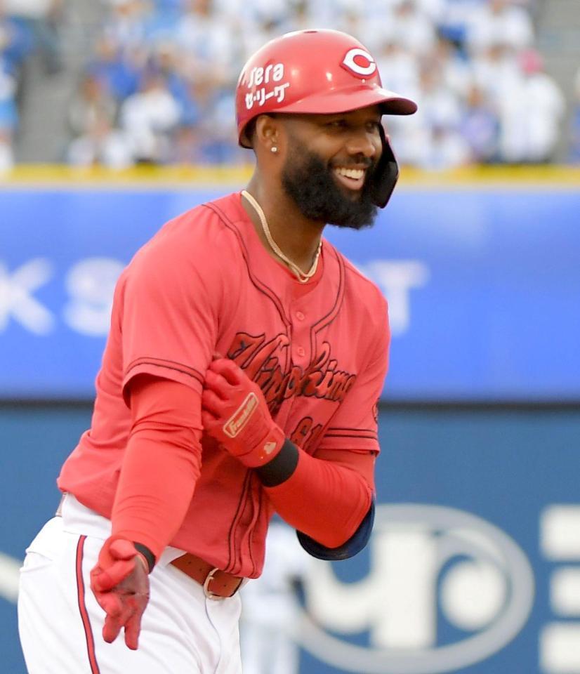 　４回、ファビアンは左越えに４号２ランを放ち、笑顔で本塁に向かう（撮影・佐藤厚）