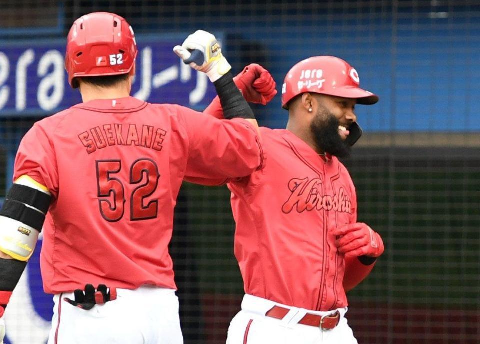 　４回、ファビアンは左越えに４号２ランを放ち、末包（左）に迎えられる（撮影・佐藤厚）