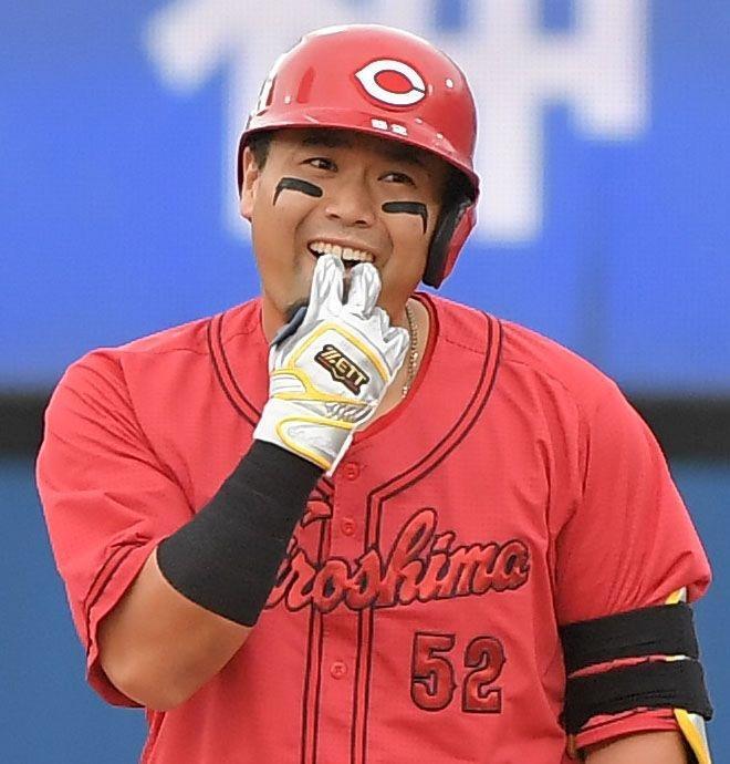 　６回、末包は中越えに勝ち越しの適時二塁打を放ち、珍妙なポーズ（撮影・佐藤厚）