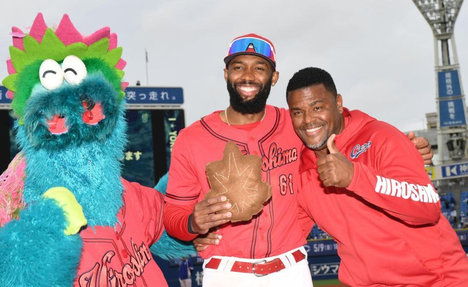 　もみじまんじゅうを手ににっこりのファビアン（中央）＝撮影・佐藤厚