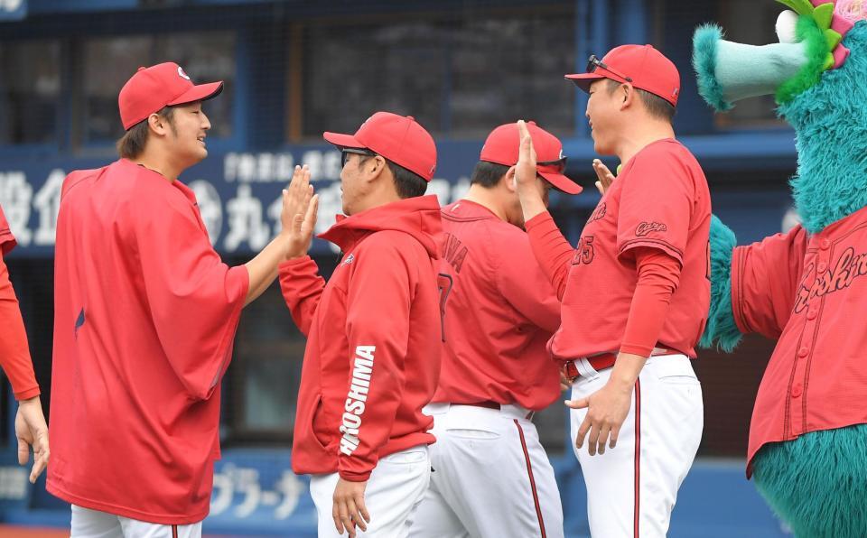 　床田（左）を出迎える新井監督（右）＝撮影・佐藤厚