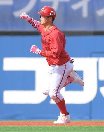 　４回、小園は右中間に今季１号を放ち、ガッツポーズ（撮影・佐藤厚）