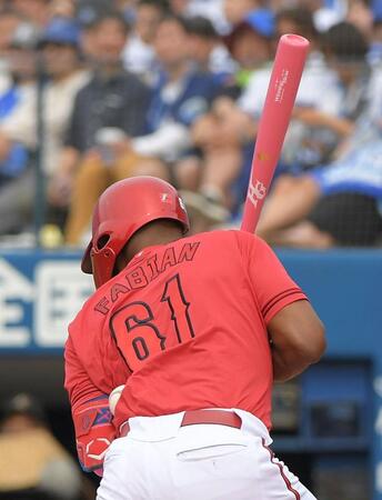 　３回、ファビアンは左脇腹に死球を受ける（撮影・佐藤厚）