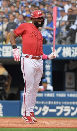 　３回、ファビアンは左脇腹に死球を受ける（撮影・佐藤厚）