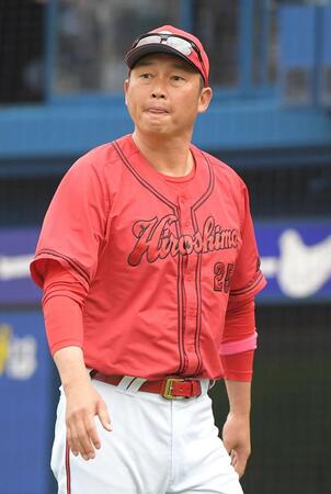 　８回、選手交代を告げ、ベンチに戻る新井監督（撮影・佐藤厚）