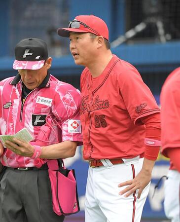 　８回、選手交代を告げる新井監督（撮影・佐藤厚）