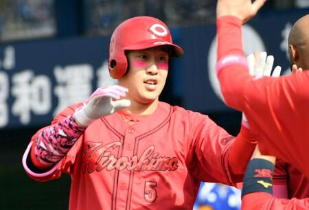 　４回、小園は右中間に今季１号を放ち、ナインに迎えられる（撮影・佐藤厚）