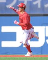 　４回、小園は右中間に今季１号を放ち、ガッツポーズ（撮影・佐藤厚）