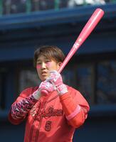 　ピンクのアイブラックをつけピンクのバットを持つ小園（撮影・佐藤厚）