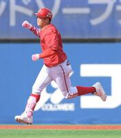 　４回、小園は右中間に今季１号を放ち、ガッツポーズ（撮影・佐藤厚）