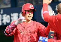 　４回、小園は右中間に今季１号を放ち、ナインに迎えられる（撮影・佐藤厚）