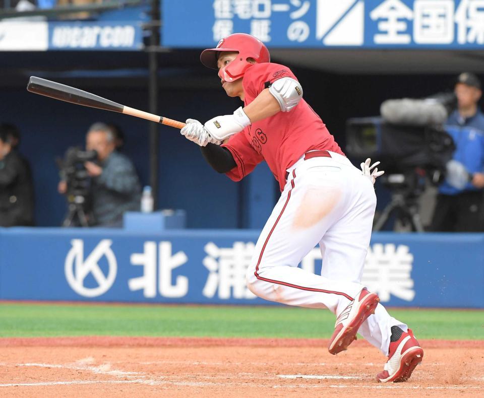 　９回、中村奨は適時打を放つ