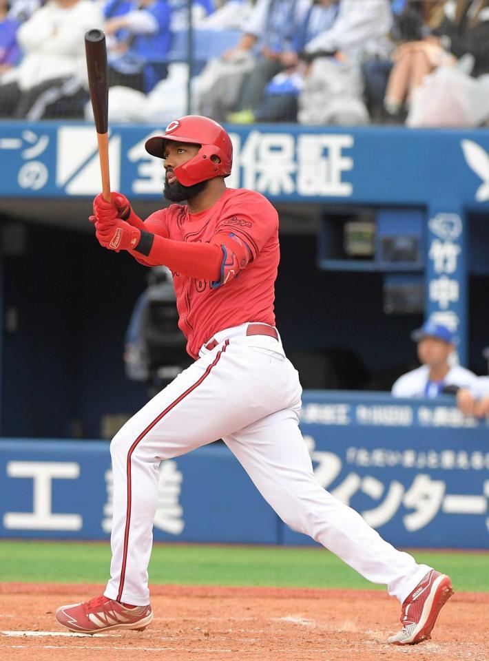 　４回、左越えに４号２ランを放つファビアン