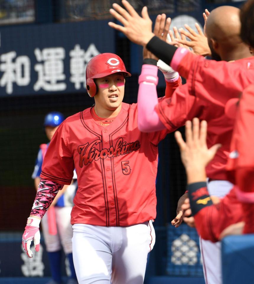 　４回、小園は右中間に今季１号を放ち、ナインに迎えられる（撮影・佐藤厚）