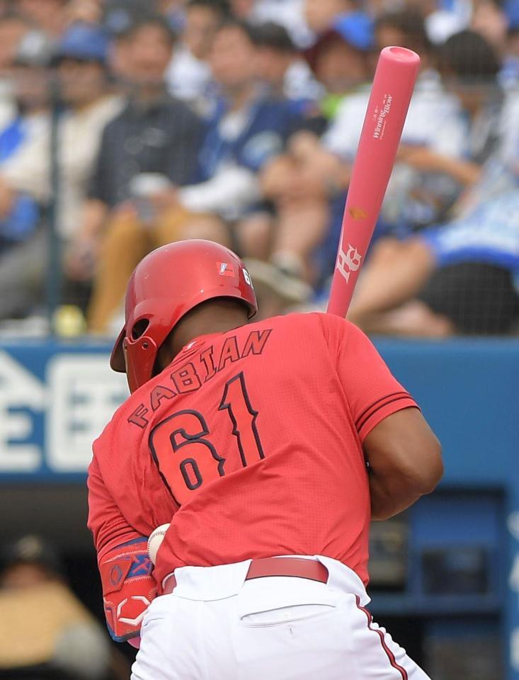 　３回、ファビアンは左脇腹に死球を受ける（撮影・佐藤厚）