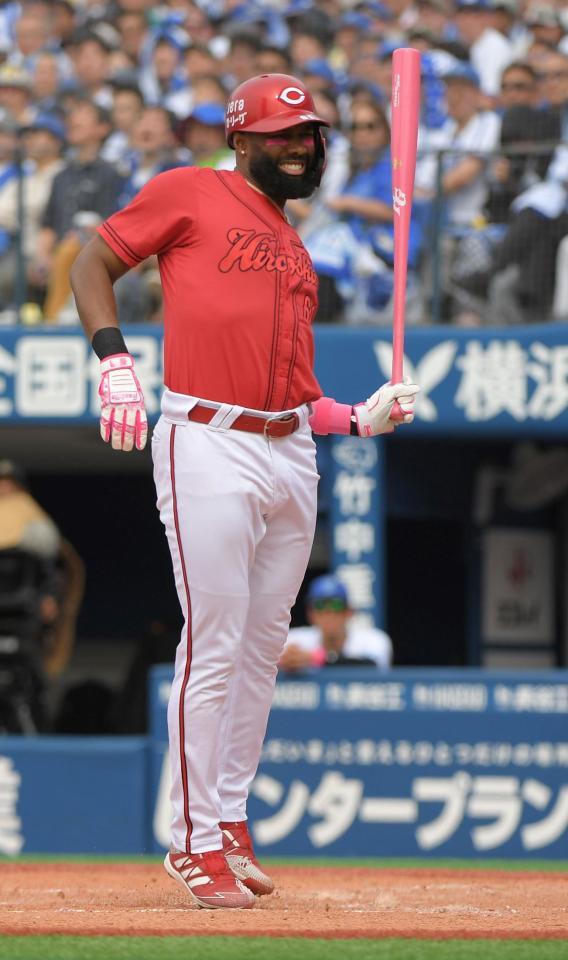 　３回、ファビアンは左脇腹に死球を受ける（撮影・佐藤厚）