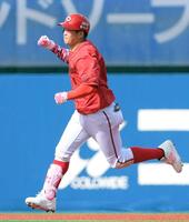 　４回、今季１号ソロを放ち、ガッツポーズをする小園（撮影・佐藤厚）