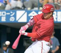 　５回、右前適時打を放つ小園（撮影・佐藤厚）