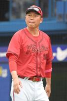 　８回、選手交代を告げ、ベンチに戻る新井監督（撮影・佐藤厚）