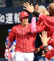 　４回、小園は右中間に今季１号を放ち、ナインに迎えられる（撮影・佐藤厚）