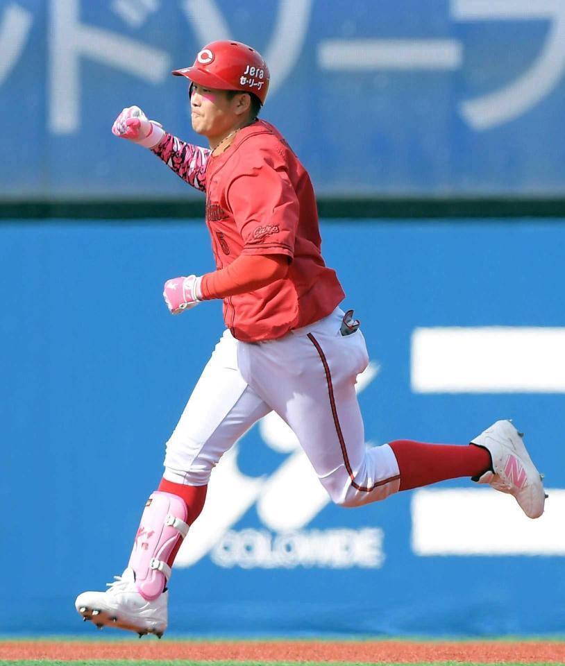 　４回、今季１号ソロを放ち、ガッツポーズをする小園（撮影・佐藤厚）