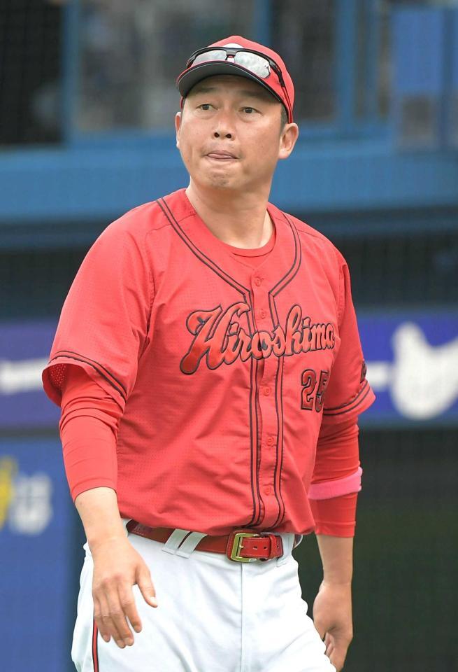 　８回表終了後、選手交代を告げ、ベンチに戻る新井監督（撮影・佐藤厚）