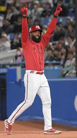 　３回、ファビアンは左前適時打を放ち、ガッツポーズを見せる（撮影・佐藤厚）