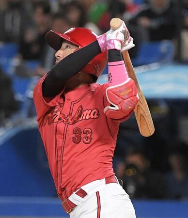 ９回、菊池は左越えに１号ソロを放つ（撮影・佐藤厚）