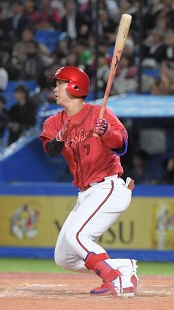 　９回、堂林は左越えに勝ち越しの１号ソロを放つ（撮影・佐藤厚）
