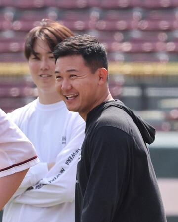 　練習前に笑顔を見せる森（手前）＝撮影・市尻達拡