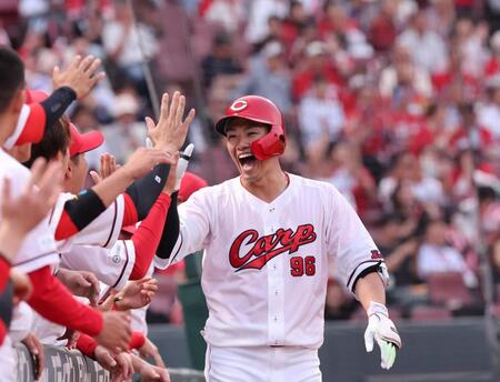 ２回、左中間席へソロを放ち、笑顔でタッチを交わす中村奨（撮影・市尻達拡）